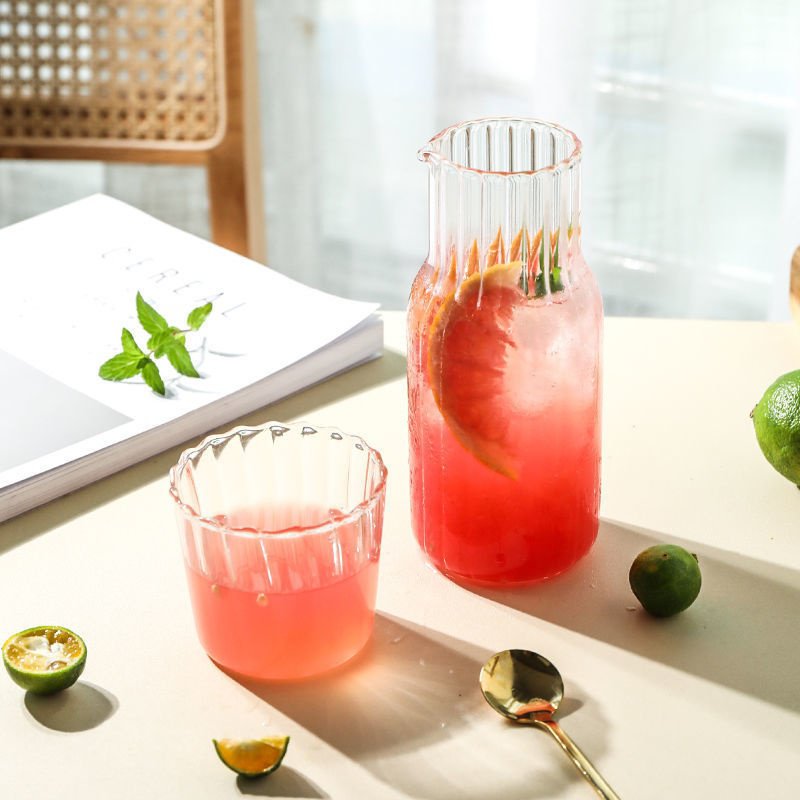 縦縞模様のガラス製ウォーターボトル