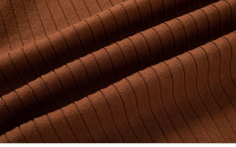 高品質ニット素材のジップアップセーター