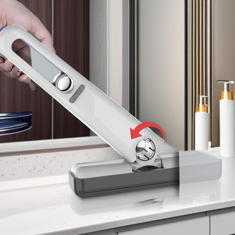 책상 위 미니 밀대 사용 모습