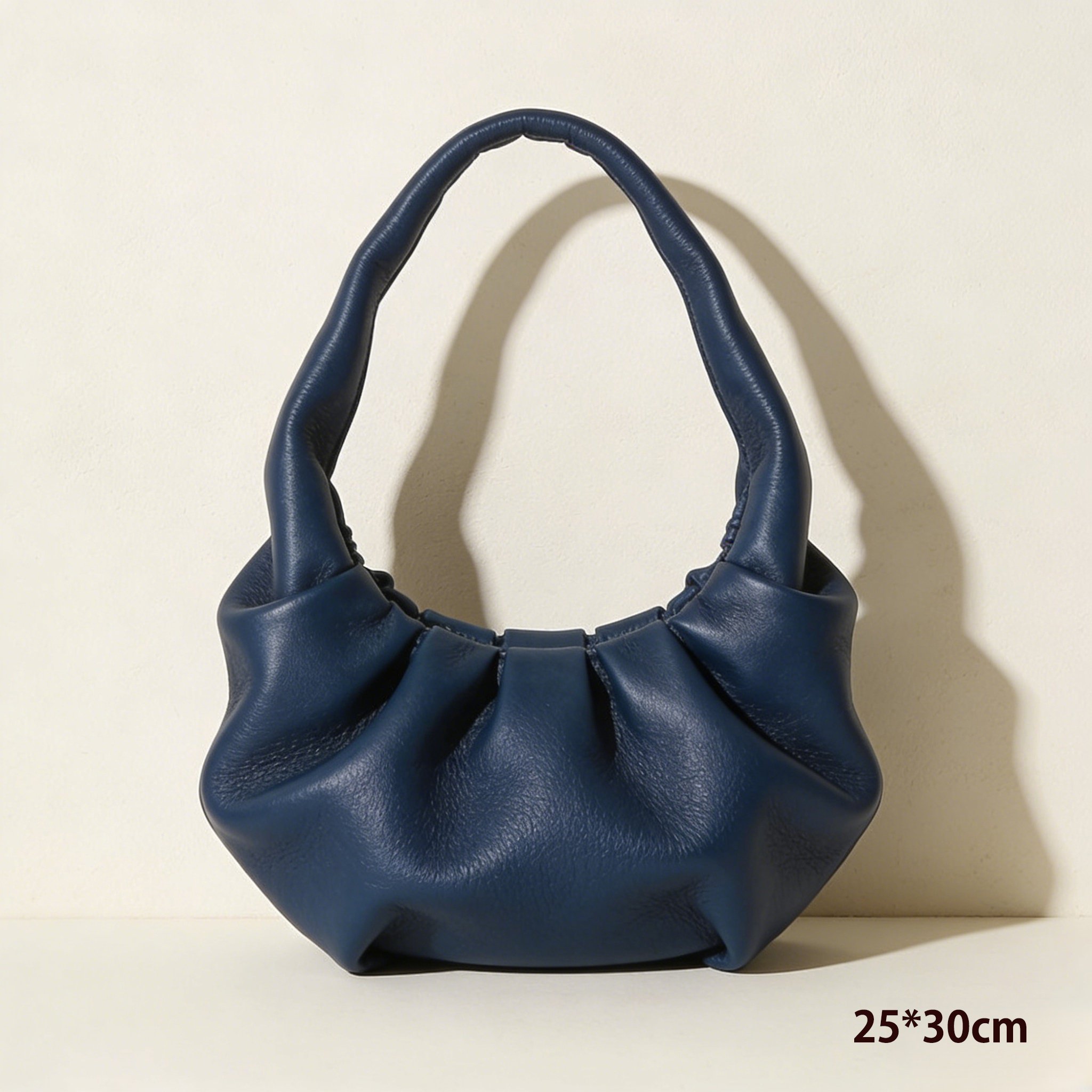 고급스러운 블랙 가죽 토트백 디테일