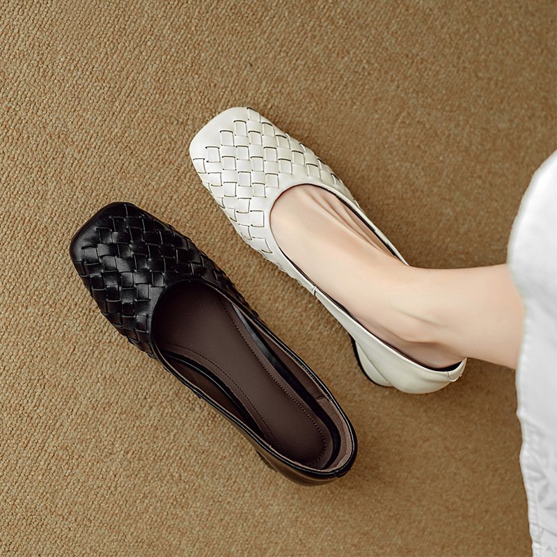 スクエアトゥのチャンキーヒールの革靴