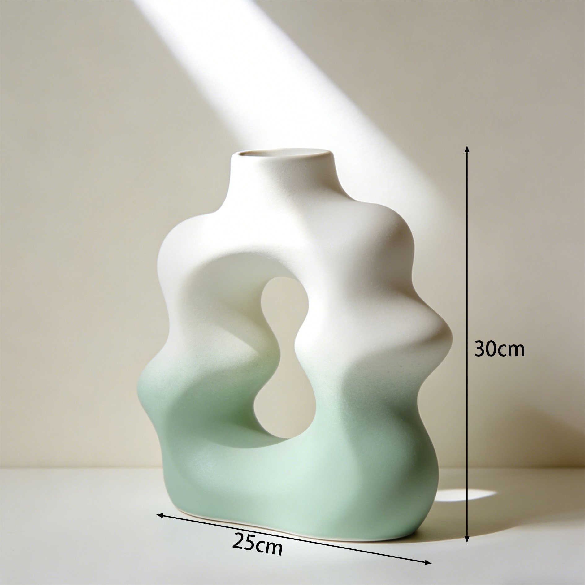 リビングに飾るシンプル陶器オブジェ