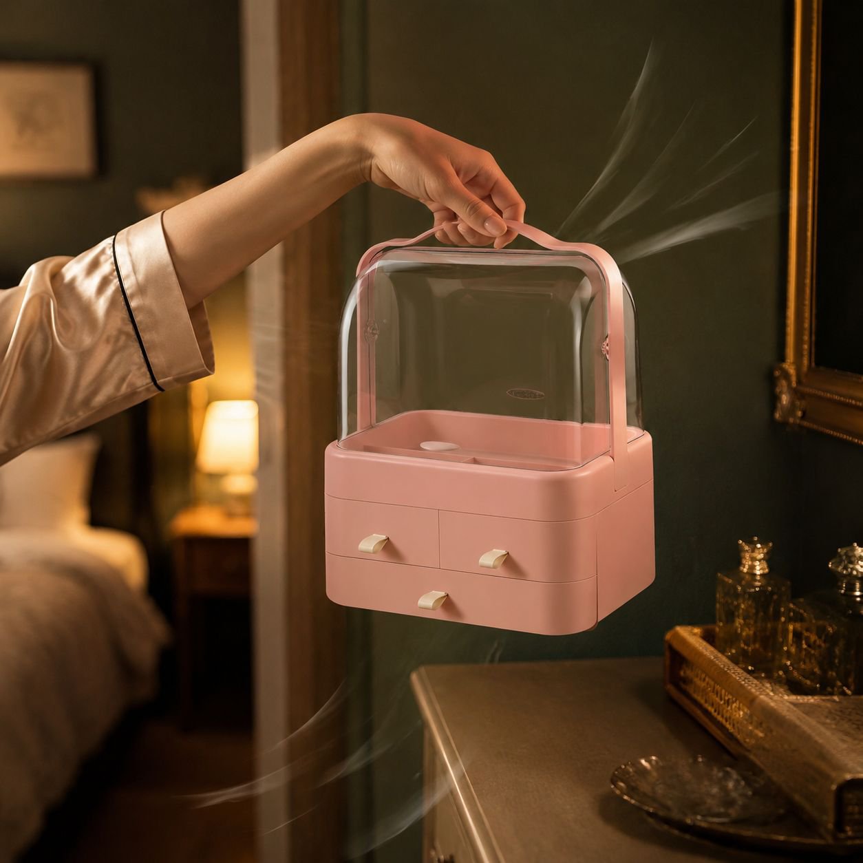 Staubgeschützte Aufbewahrungsbox für Kosmetik auf dem Tisch