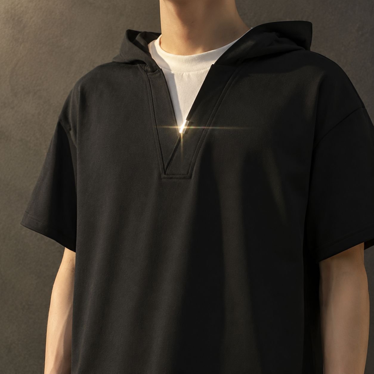 個性的なレイヤードスタイルTシャツのフード部分