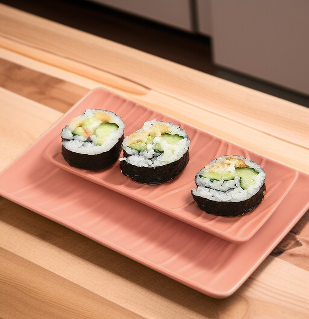 주방 식기와 함께 놓인 식판