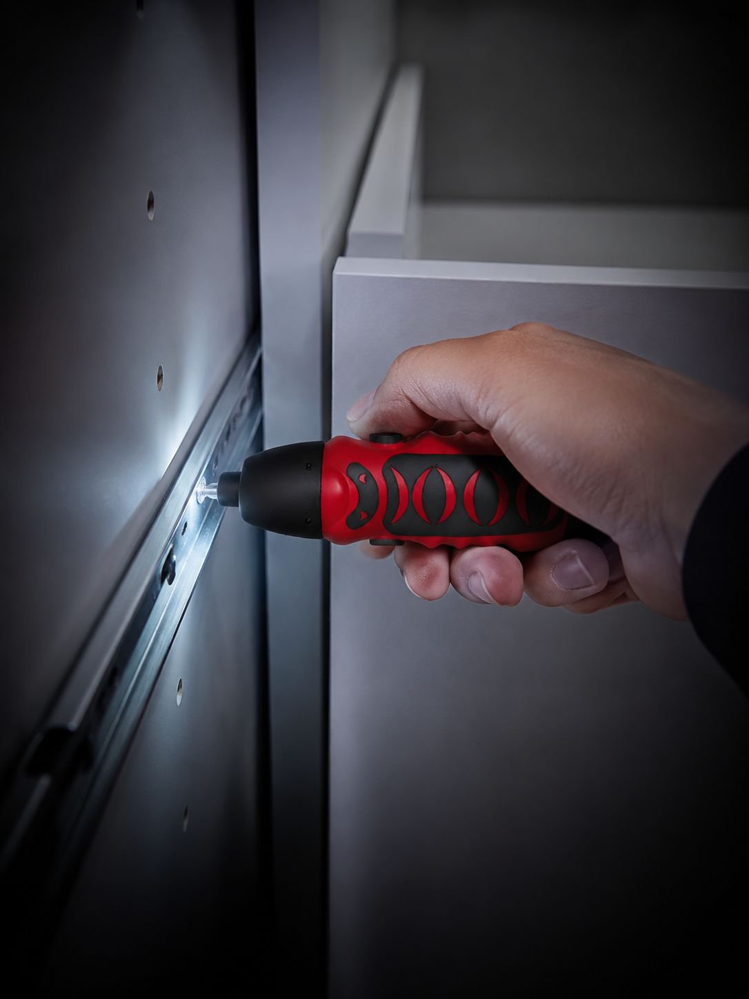 家具のネジ締め作業をする電動ドライバー