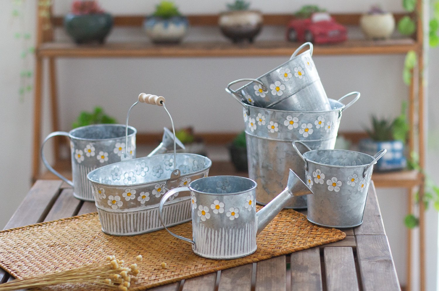 Vase en métal élégant sur une table avec fleurs séchées