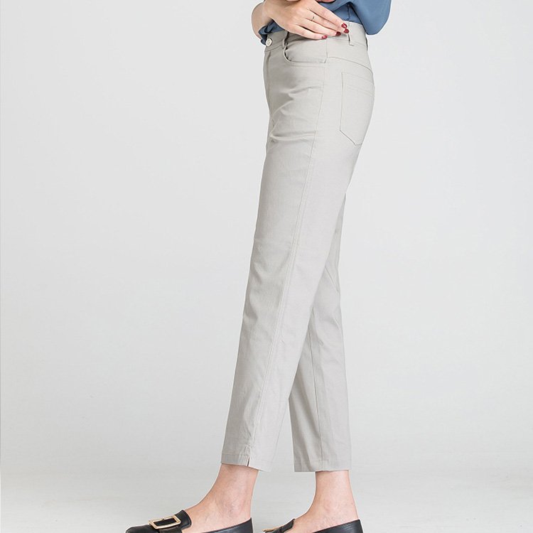 【テーパードパンツ】センタープレス入りでスッキリとした美ライン。