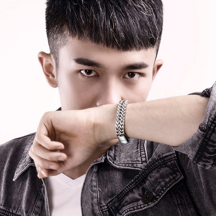 สร้อยข้อมือแม่เหล็กไทเทเนี่ยม สวมใส่ได้ทั้งชายและหญิง