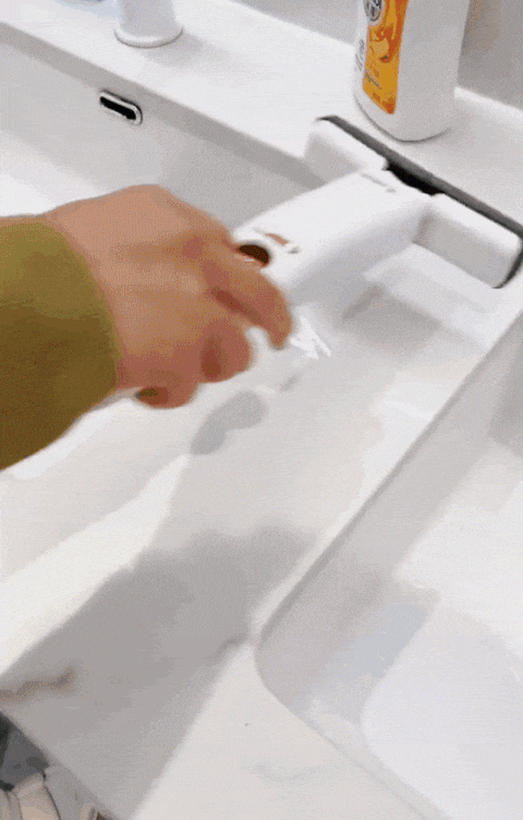 다목적 미니 대걸레로 차량 내부 청소