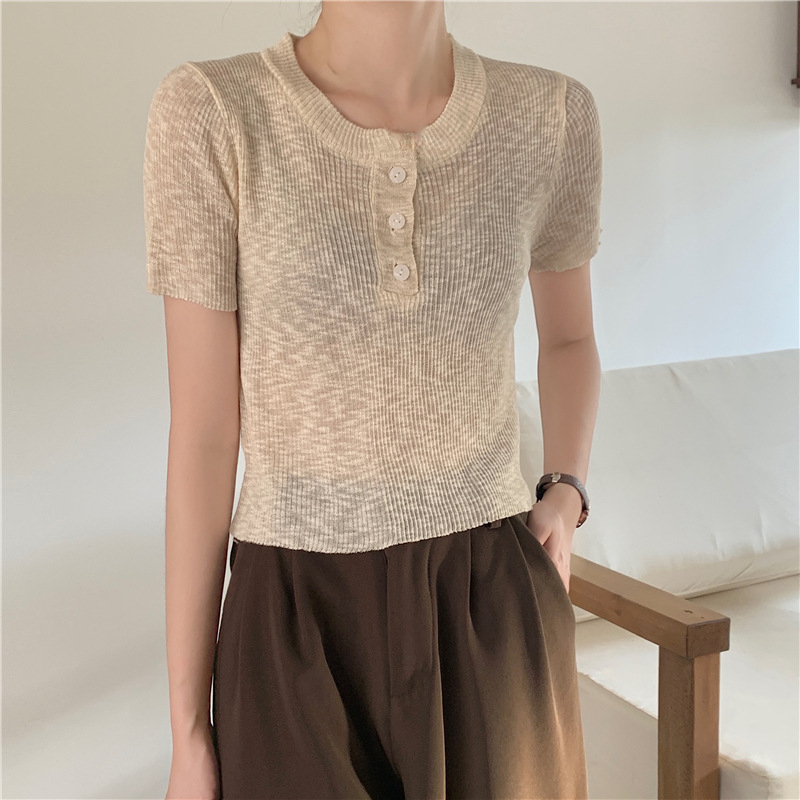 여성 봄 리넨 스웨터 착용 이미지