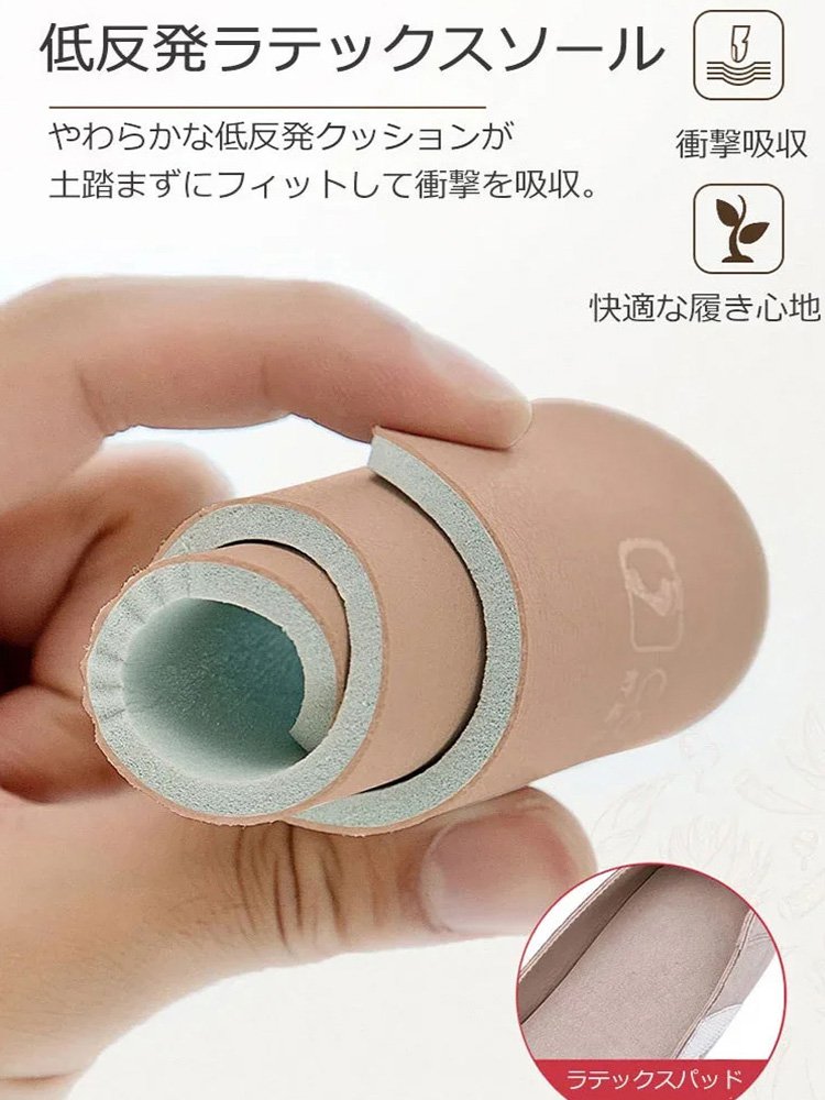 透かし彫りが施されたレザーシューズ