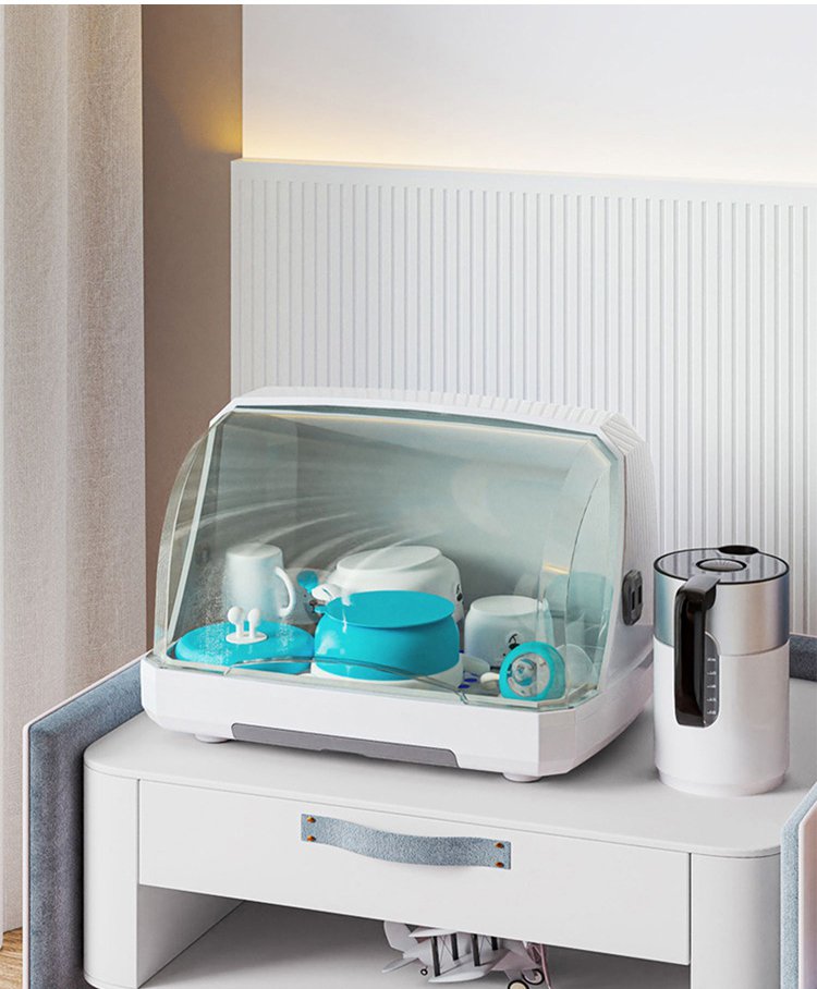 깔끔하게 정리된 주방과 식기 건조대