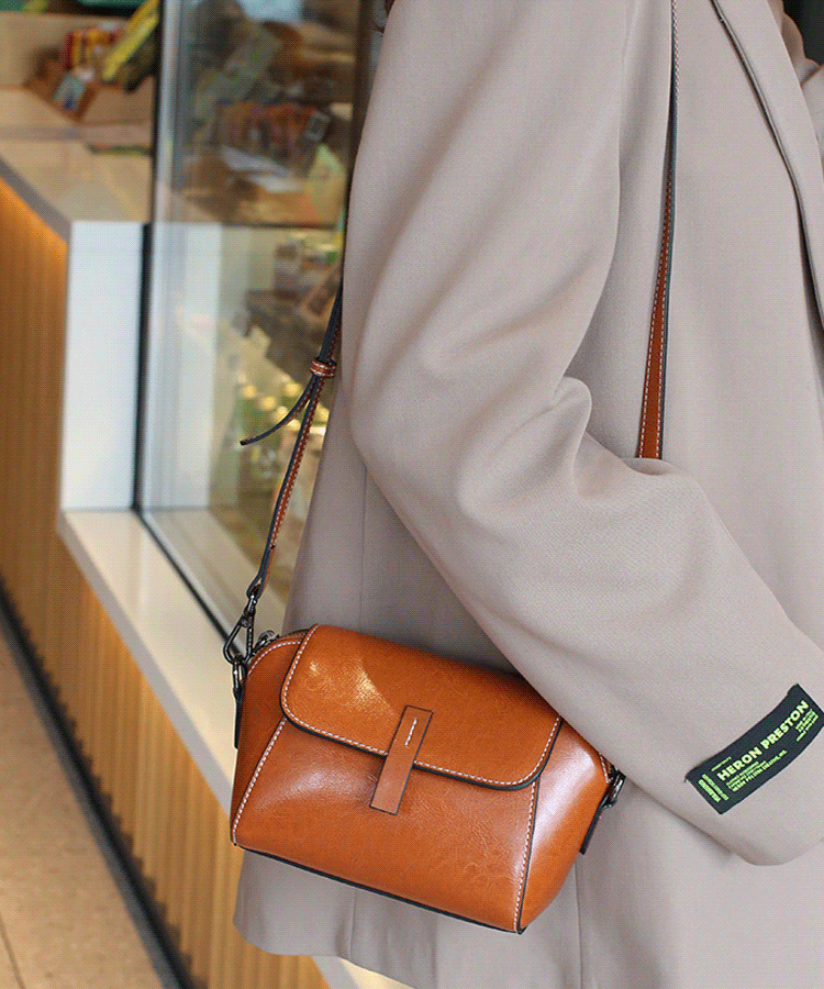 コンパクトに見えて収納力抜群！スマホもポーチもすっきり収まる。