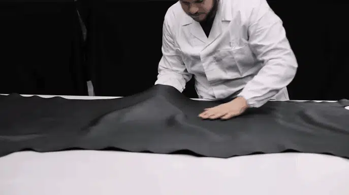 두꺼운 기모 안감으로 보온성을 높인 남성 가죽 재킷