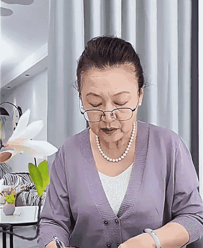 小顔効果のあるスタイリッシュな老眼鏡