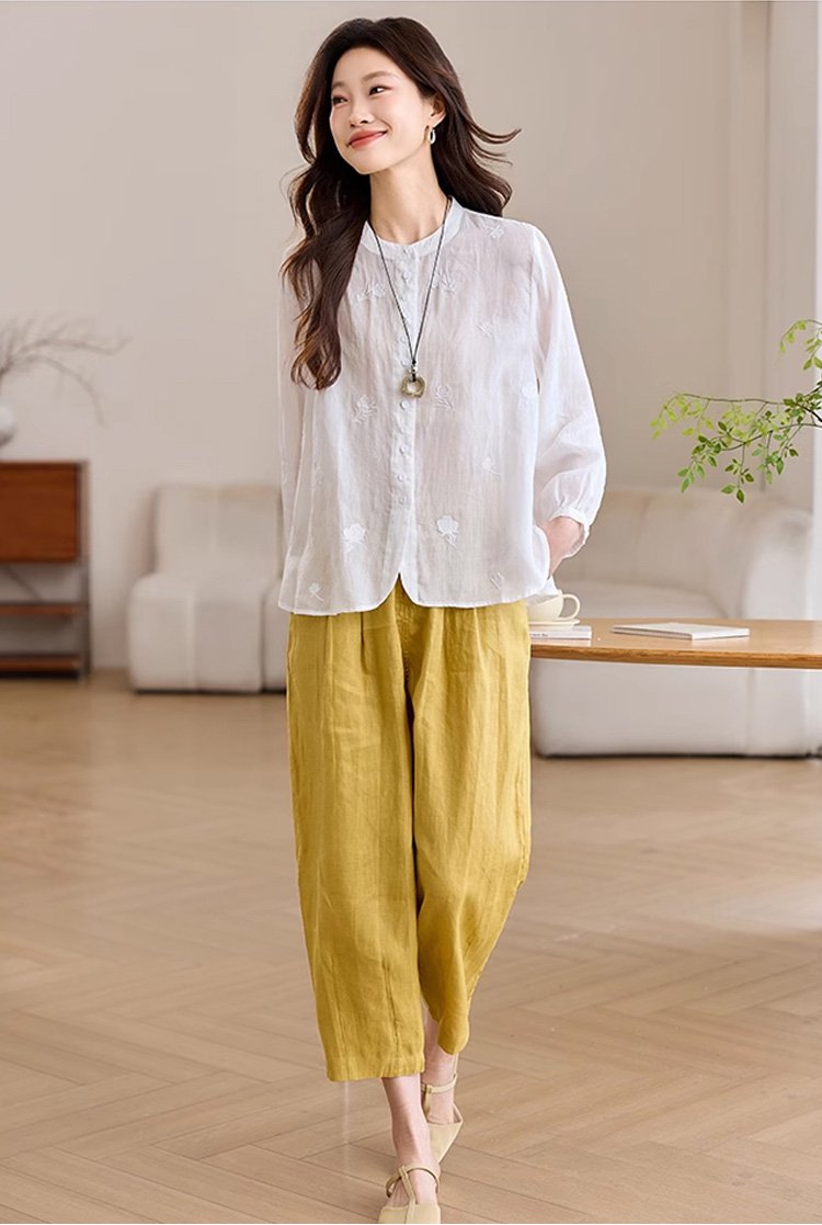 オフィススタイルに合わせたラミー半袖ブラウス