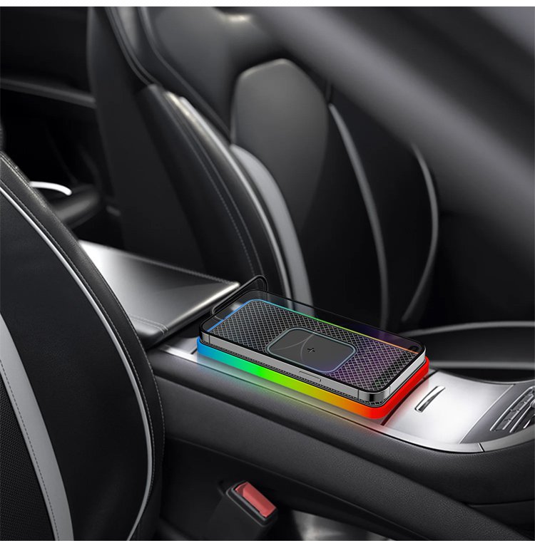 차량 내부에 설치된 충전기 실제 사용 사진