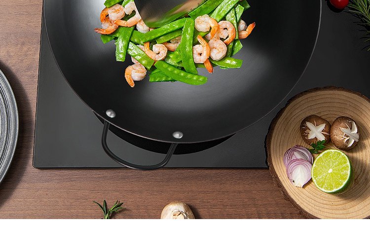 洗いやすい鉄製フライパンの内側