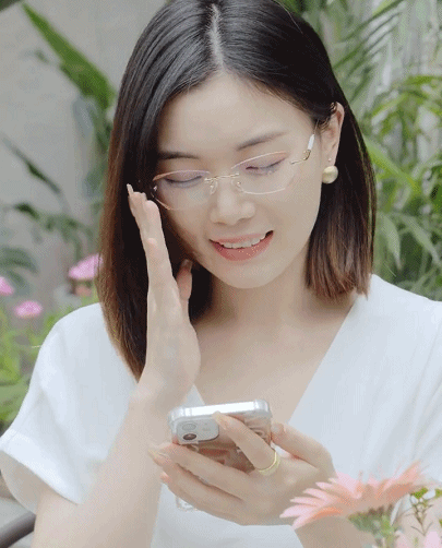 きらめく装飾が施された老眼鏡のフレーム