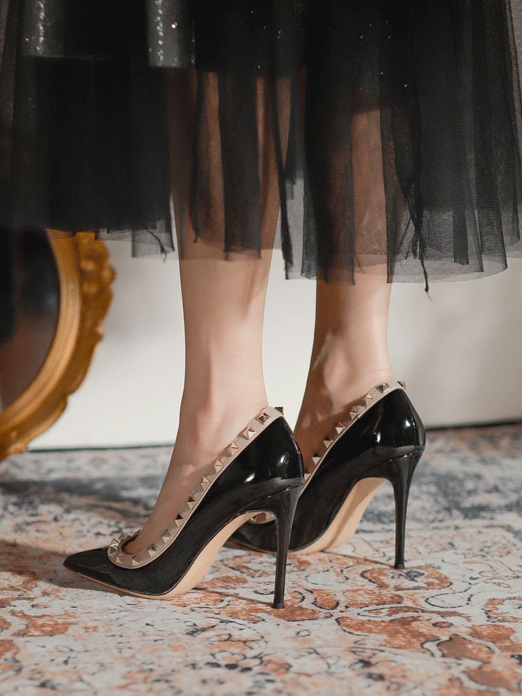 حذاء كلاسيكي راقي بكعب عالي مزين بحلي معدنية من جلد لامع (أول الحذاء بالكعب العالي للفتاة )