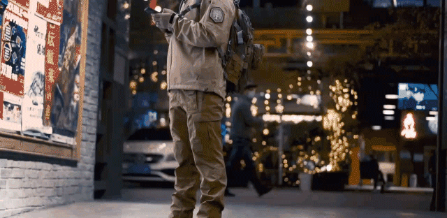 防水加工されたタクティカルパンツの水滴実験