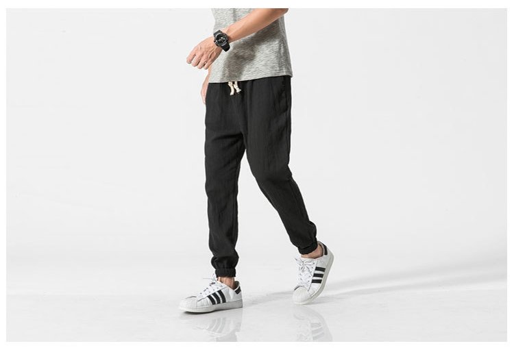 루즈핏 디자인의 남성 캐주얼 팬츠