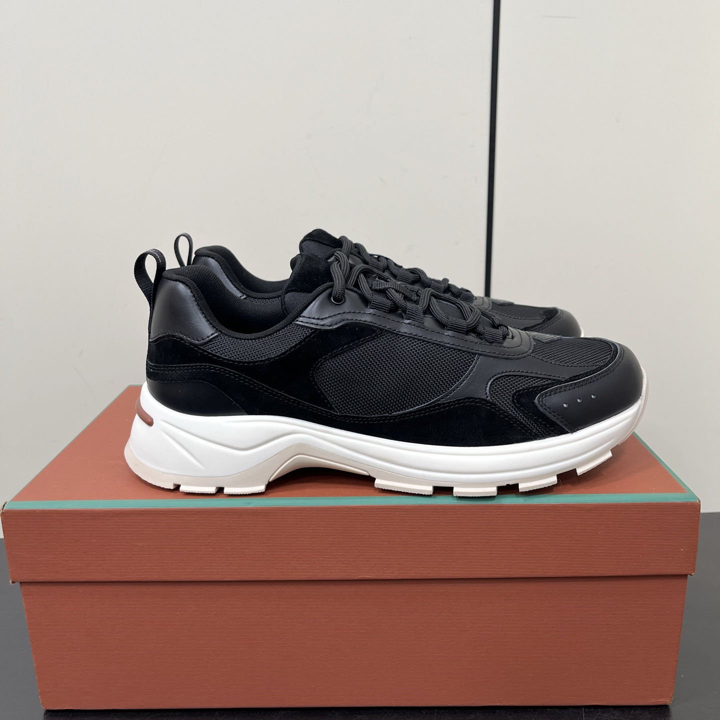 Calzado masculino elegante de piel auténtica