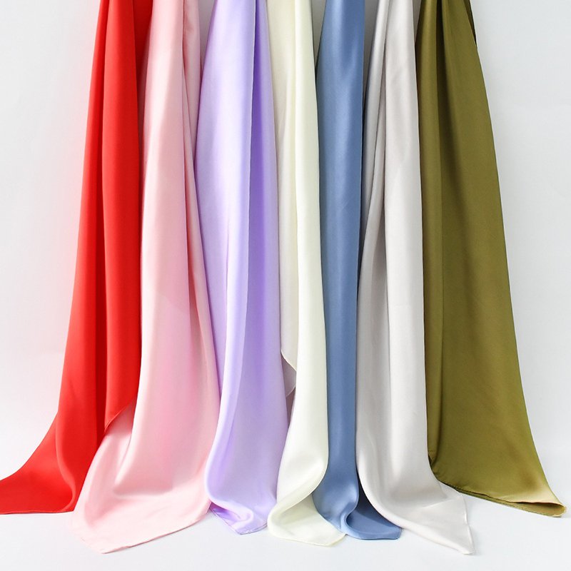 Foulard Femme en satin de soie avec coiffe couleur unie