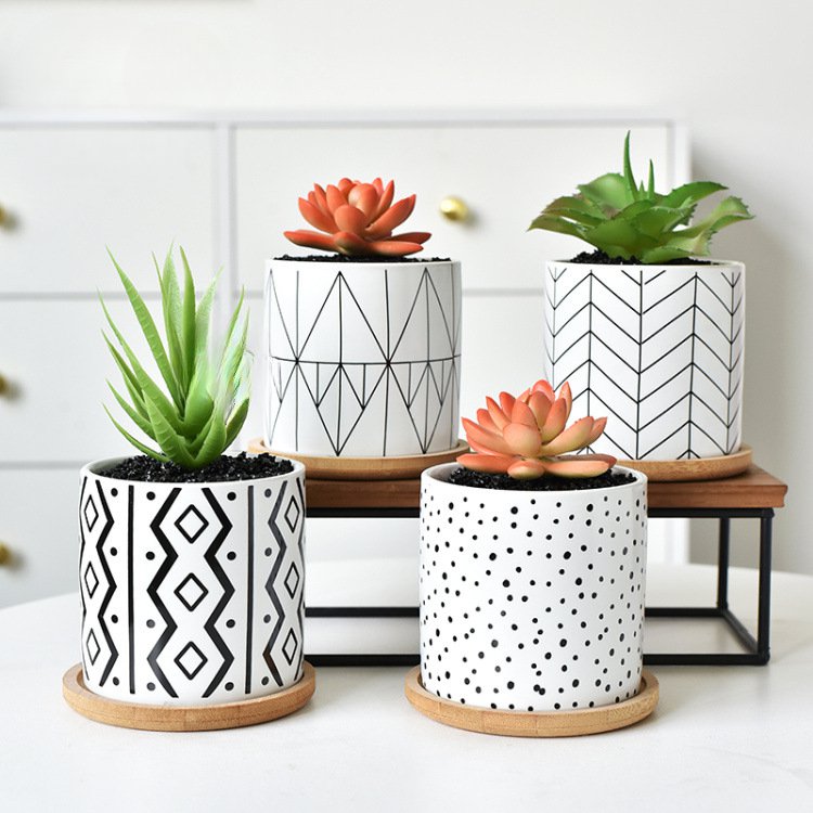 手作りの陶器の植木鉢