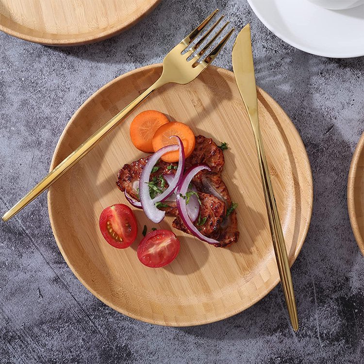 丸い木製のディナープレート