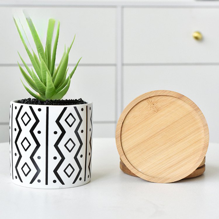 手作りの陶器の植木鉢