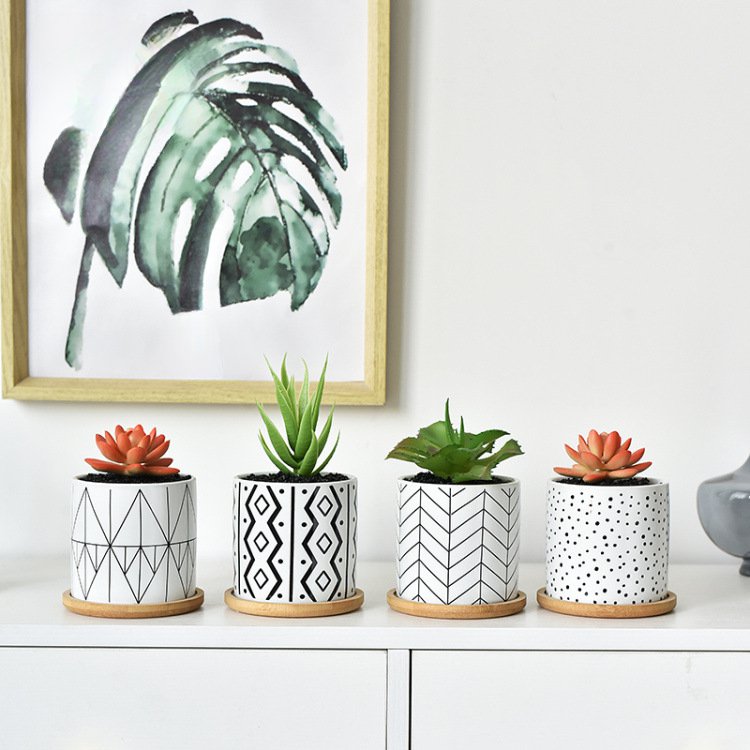 手作りの陶器の植木鉢