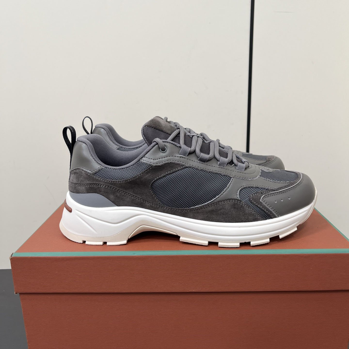 Calzado masculino elegante de piel auténtica