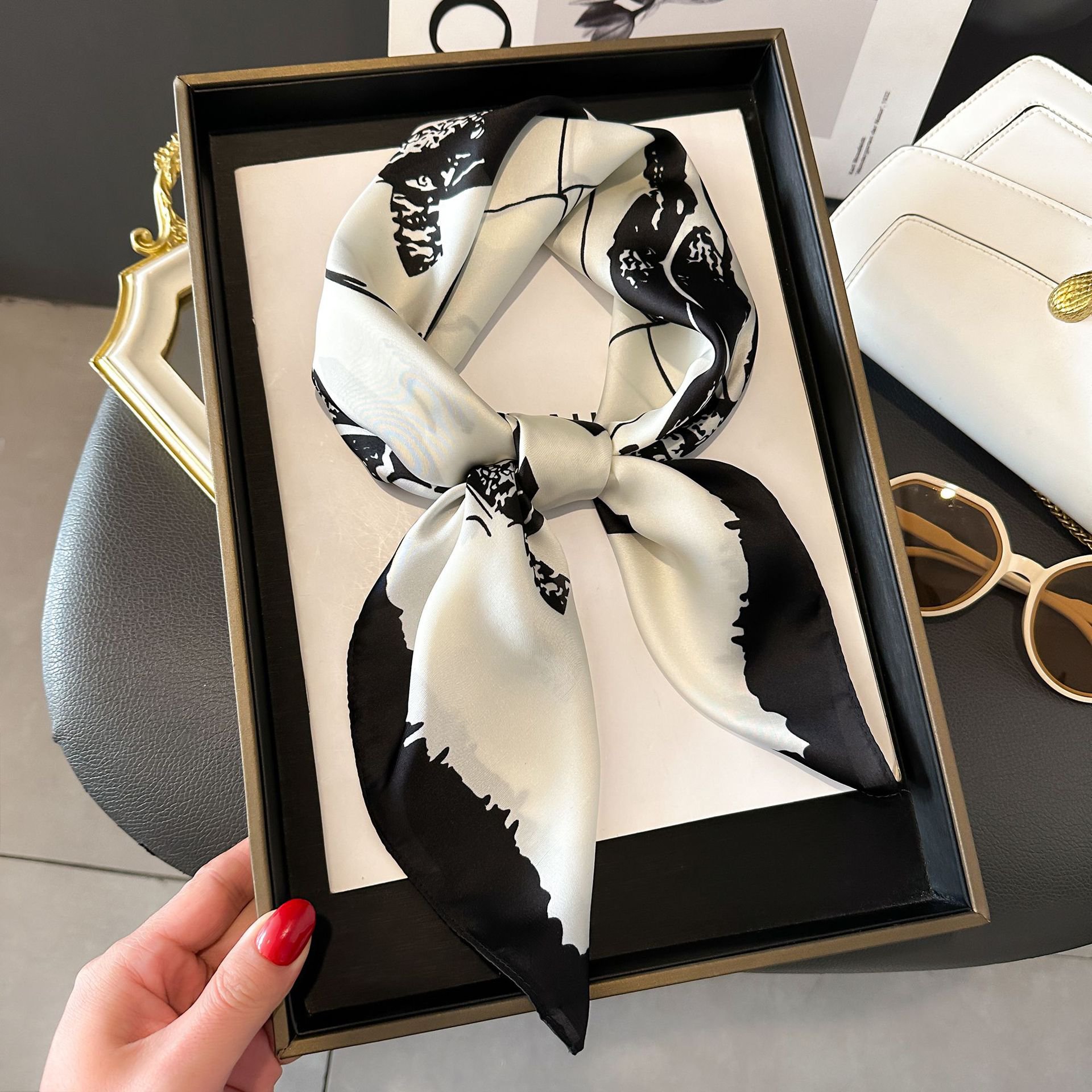 プリントのヘッドバンドとシルクスカーフ