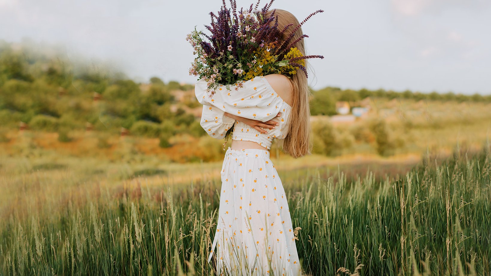 最新トレンドのレディーススカート通販｜おしゃれなデザイン多数,女性用パンツ・ズボン通販｜快適で美しいシルエットを実現,レディース上着・アウター通販｜季節に合わせた最新アイテム