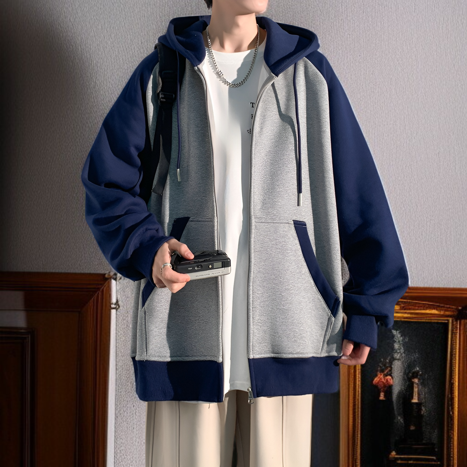 カジュアルなフード付きセーターのディテール