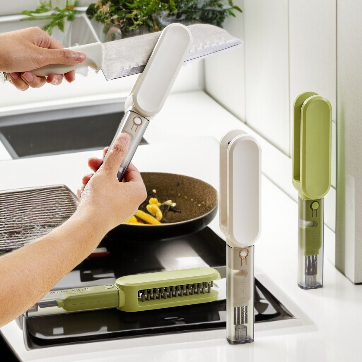 箸とフォークを両面ブラシで洗浄するシーン