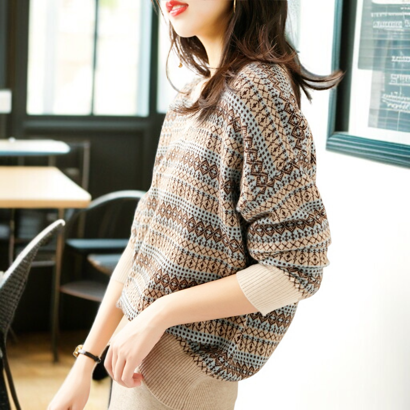 Vネックデザインのセーター詳細