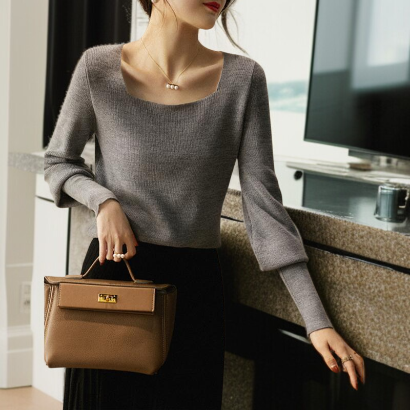 女性らしいシルエットのインナートップス