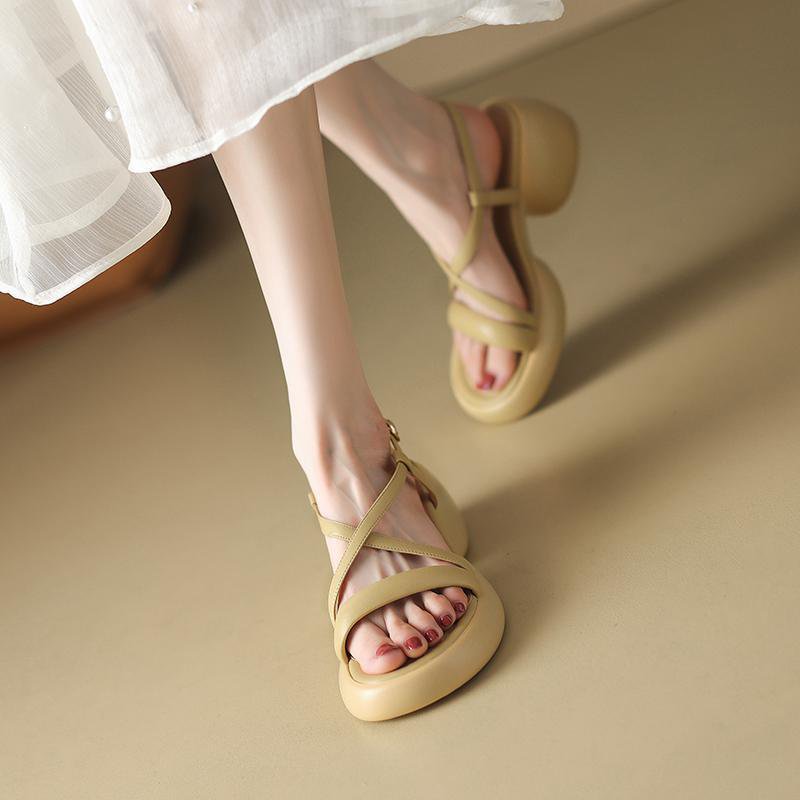 ストラップサンダル