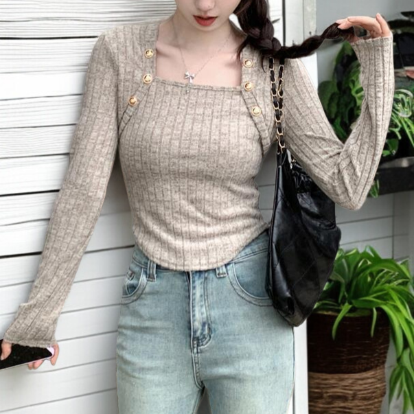 언밸런스 디자인이 돋보이는 여성 니트 디테일 사진