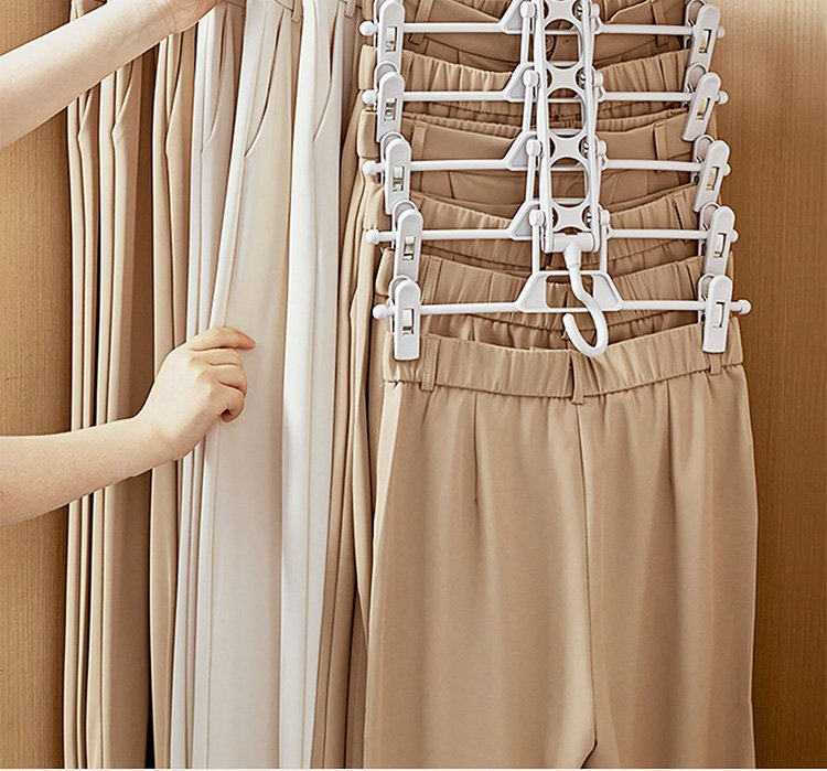 省スペースで収納できるワンタッチハンガー