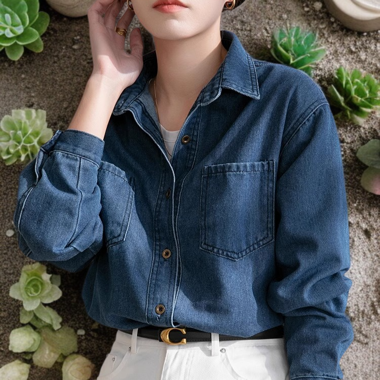 春の重ね着におすすめデニムシャツ