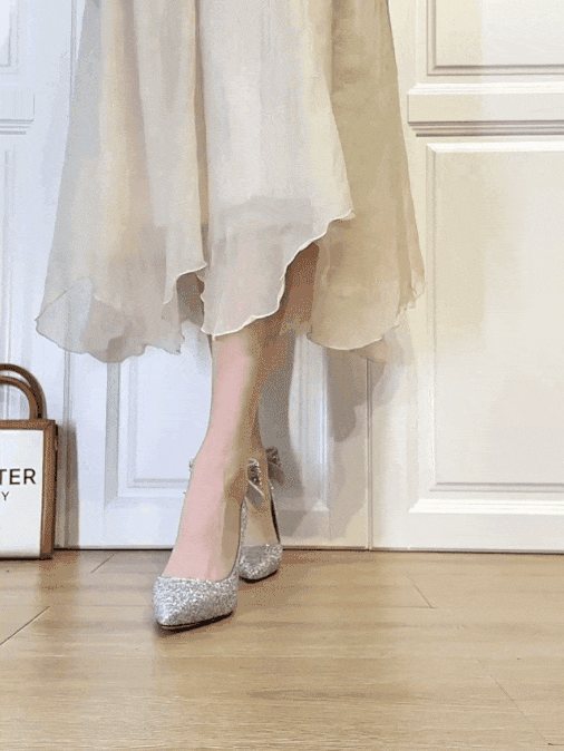 حذاء بكعب عالي مرصع بالترتر اللامع مزين بفيونكة