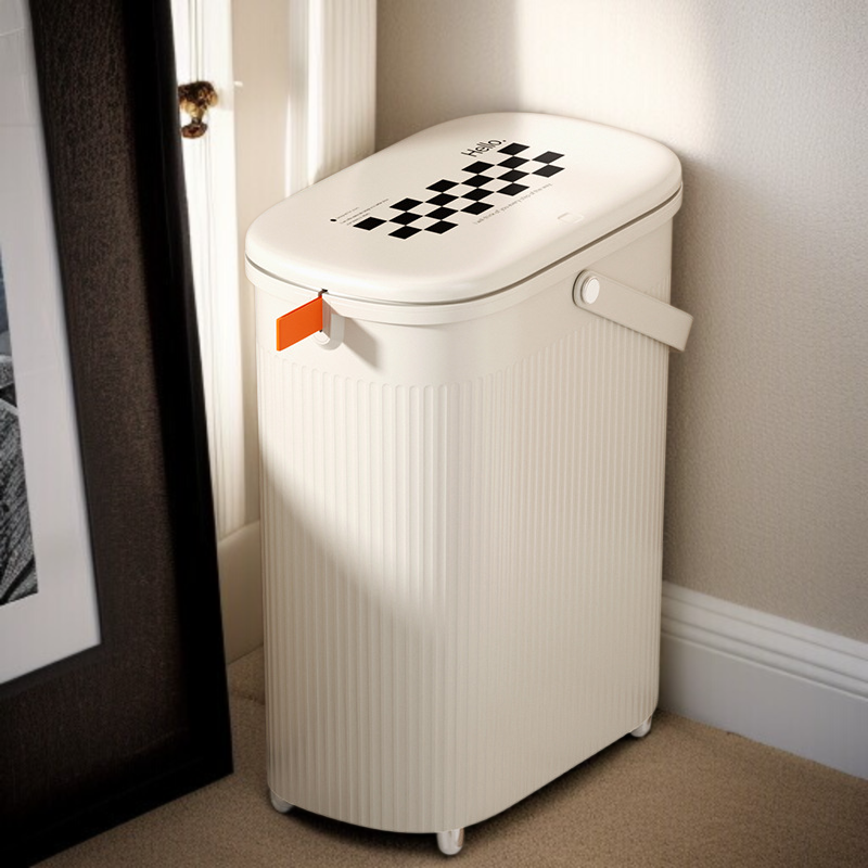 Large capacity trash can with automatic packing in kitchen