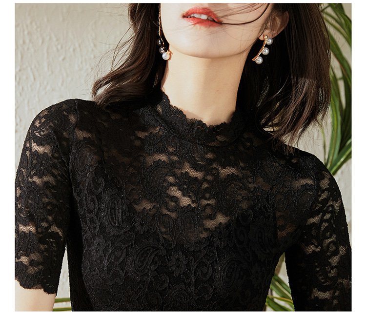 透け感のあるレース素材インナー