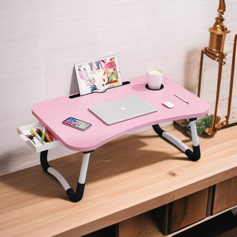 침대 위에 놓인 접이식 컴퓨터 책상
