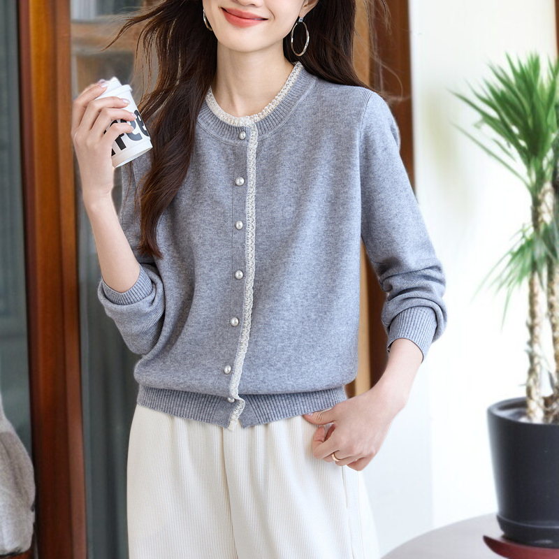 레이스 디테일이 돋보이는 긴팔 니트 아우터