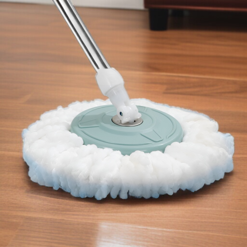 밀대통에 밀대를 넣어 탈수하는 장면